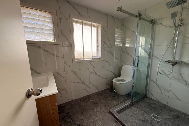 Photo of property in 1/15 Netherlands Avenue, Kelston, Auckland, 0602