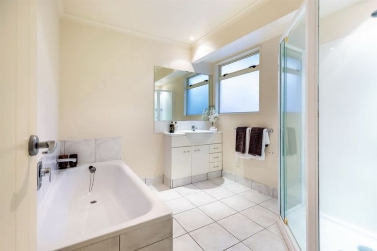 Photo of property in 8 Red Oak Place, Schnapper Rock, Auckland, 0632
