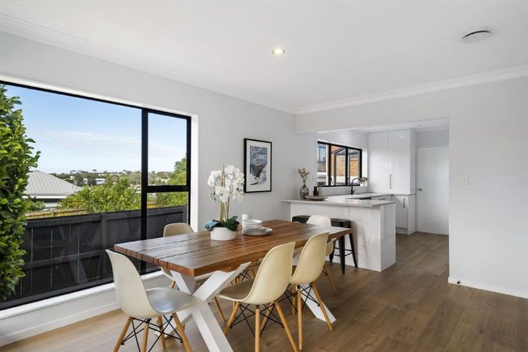 Photo of property in 2/10 Knights Road, Rothesay Bay, Auckland, 0630