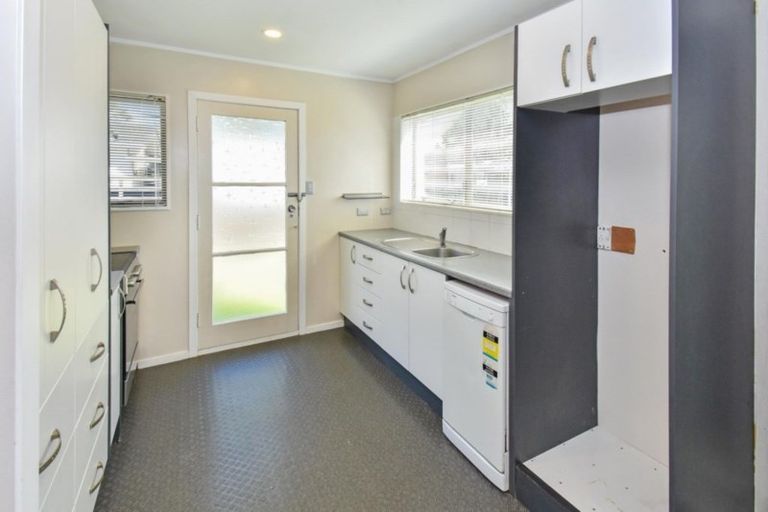 Photo of property in 2/11 Beaumaris Way, Conifer Grove, Takanini, 2112