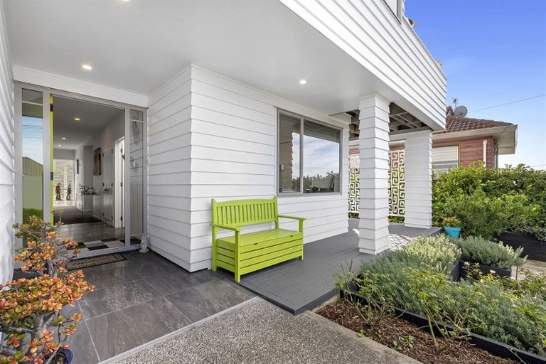 Photo of property in 1/148 Beach Road, Campbells Bay, Auckland, 0630