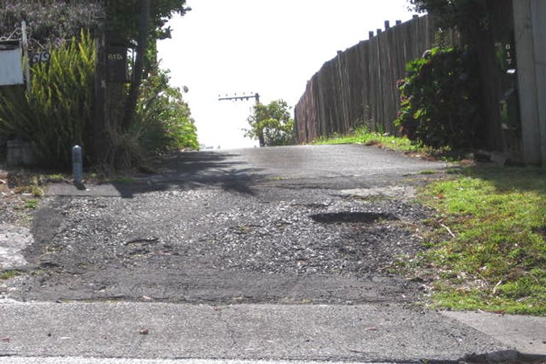 Photo of property in 2/617 Glenfield Road, Totara Vale, Auckland, 0629