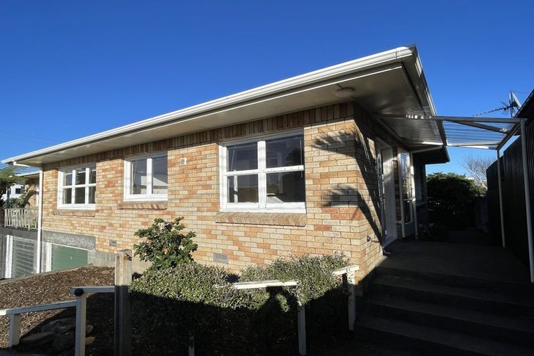Photo of property in 40-40a Hamblyn Street, Strandon, New Plymouth, 4312