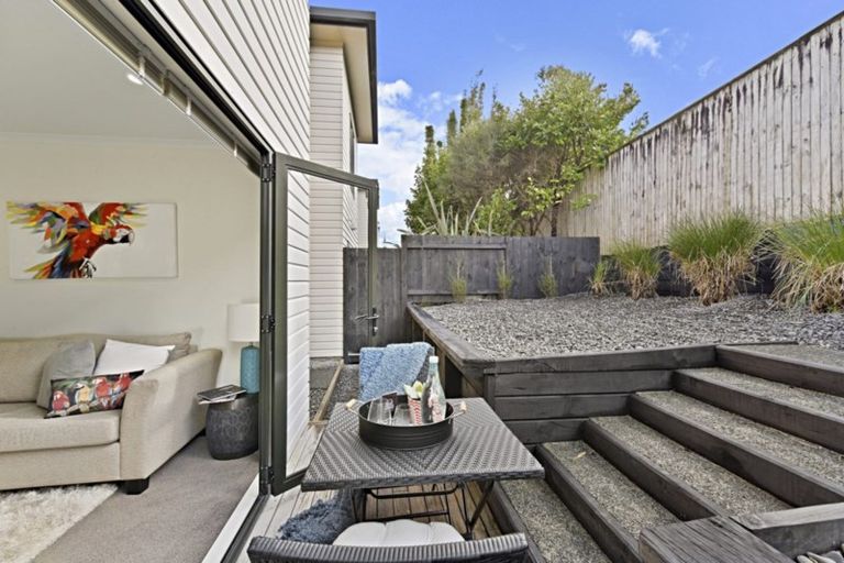 Photo of property in 14 Verdale Circle, Glen Eden, Auckland, 0602