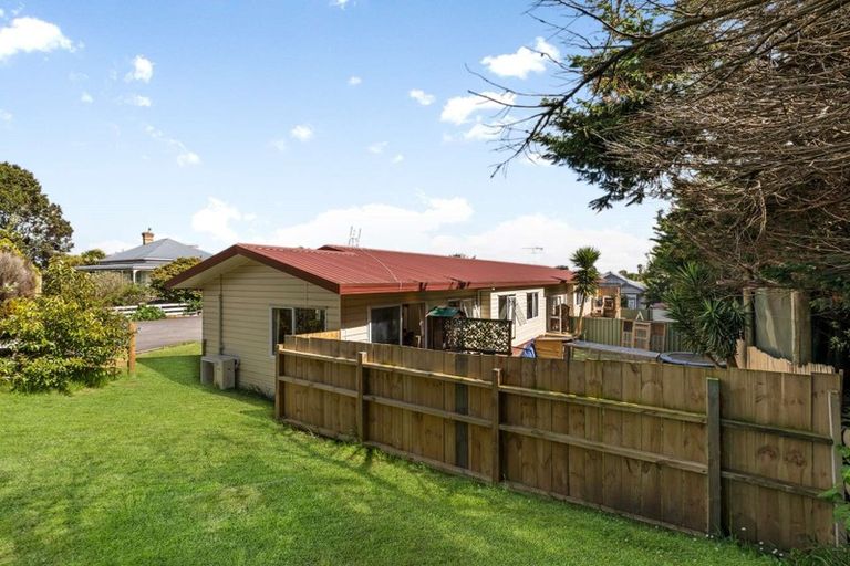 Photo of property in 104a Collingwood Road, Waiuku, 2123