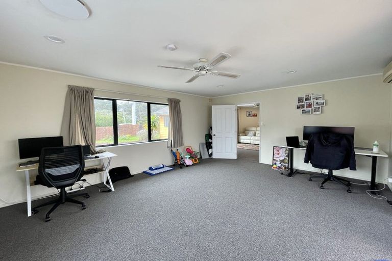 Photo of property in 5 Avonleigh Road, Green Bay, Auckland, 0604