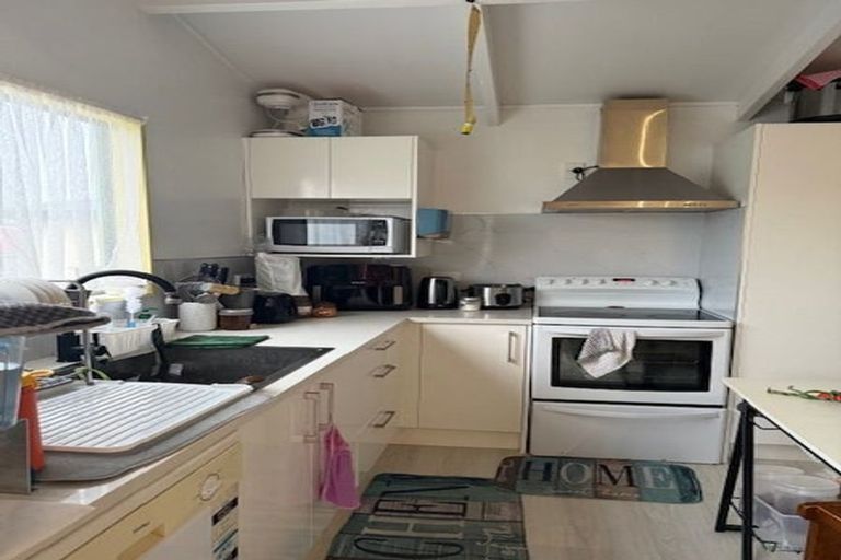 Photo of property in 16 Totaravale Drive, Totara Vale, Auckland, 0629