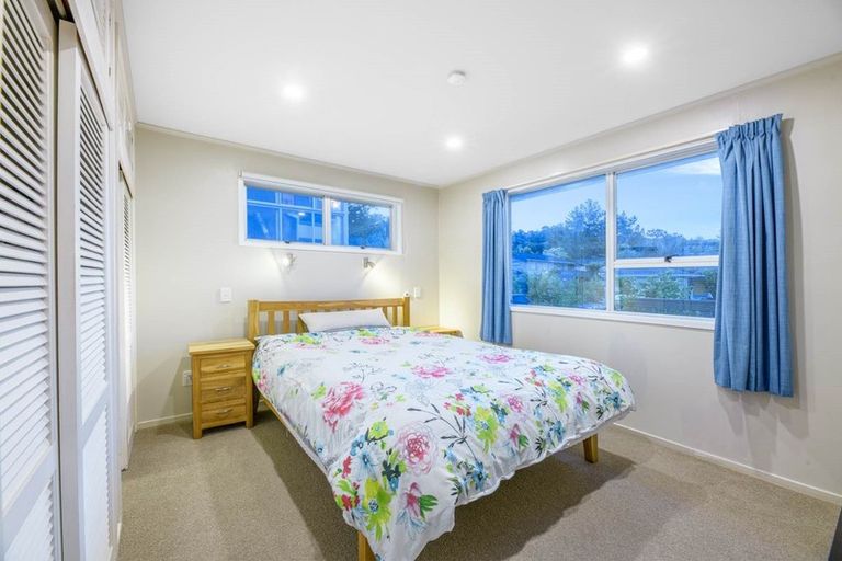 Photo of property in 28 Staincross Street, Green Bay, Auckland, 0604