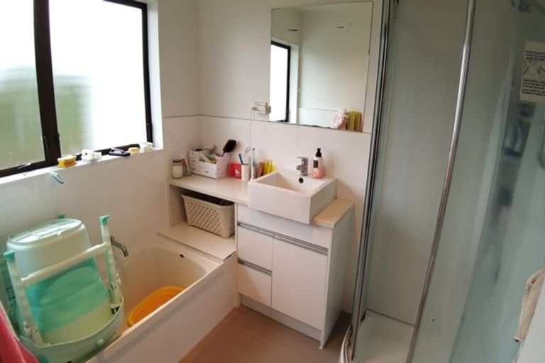 Photo of property in 2/67 Aviemore Drive, Highland Park, Auckland, 2010