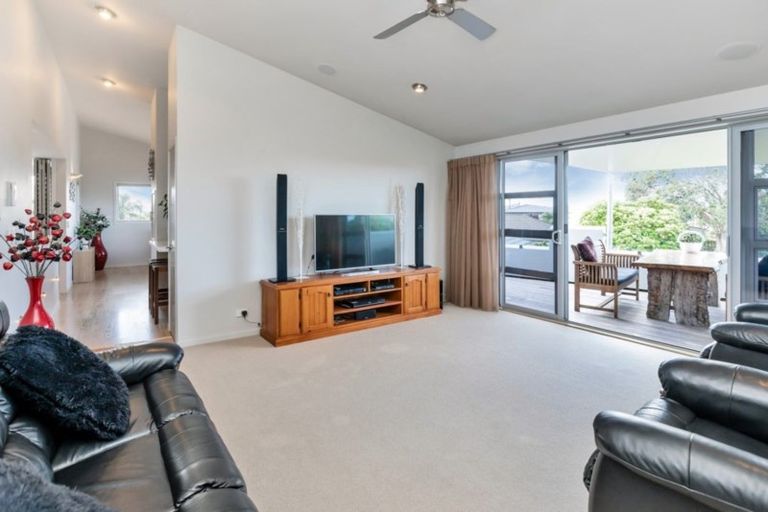 Photo of property in 15 Miami Place, One Tree Point, 0118