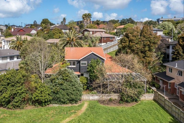 Photo of property in 15 Margaret Henry Crescent, Oteha, Auckland, 0632