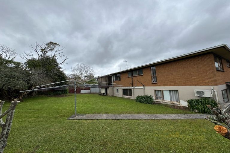 Photo of property in 11 Ian Place, Glendene, Auckland, 0602