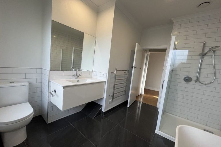 Photo of property in 54 Waiwaka Terrace, Strandon, New Plymouth, 4312