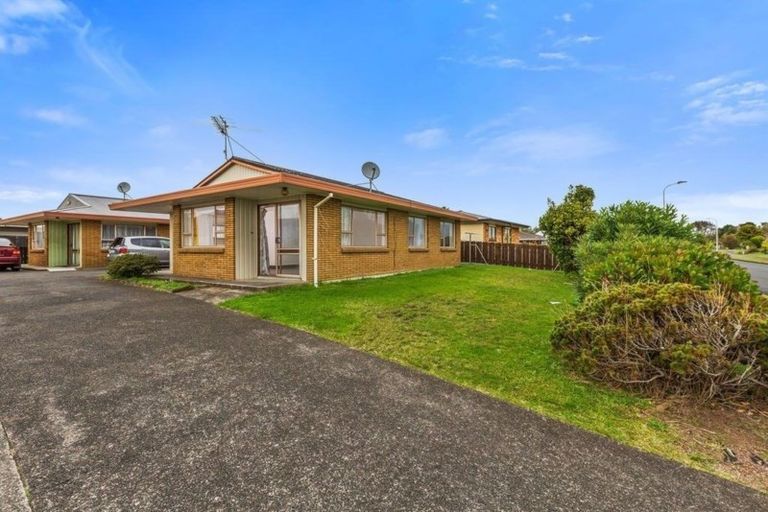 Photo of property in 17a Edgewater Parade, Waiuku, 2123