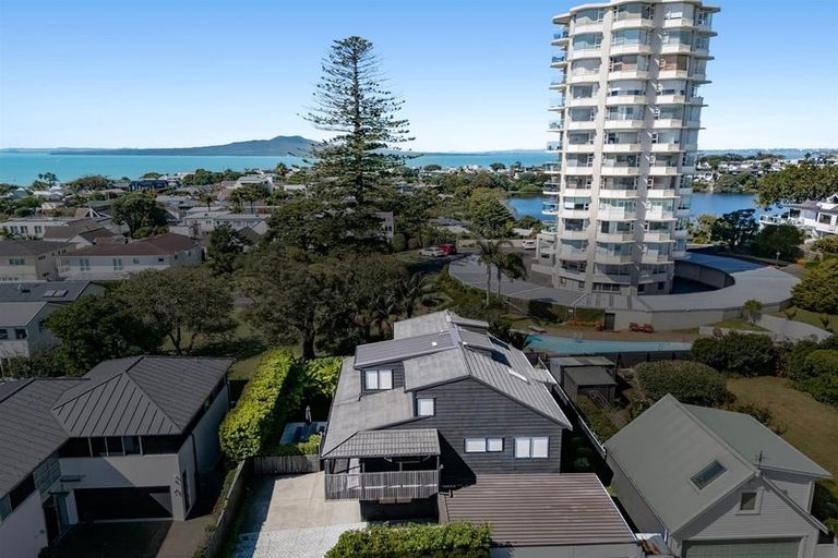 Photo of property in 2/10 Sylvan Park Avenue, Milford, Auckland, 0620