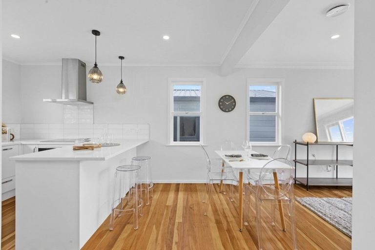 Photo of property in 1/3 Daphne Street, Kelston, Auckland, 0602