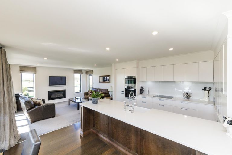 Photo of property in 33 Silkwood Place, Fitzherbert, Palmerston North, 4410