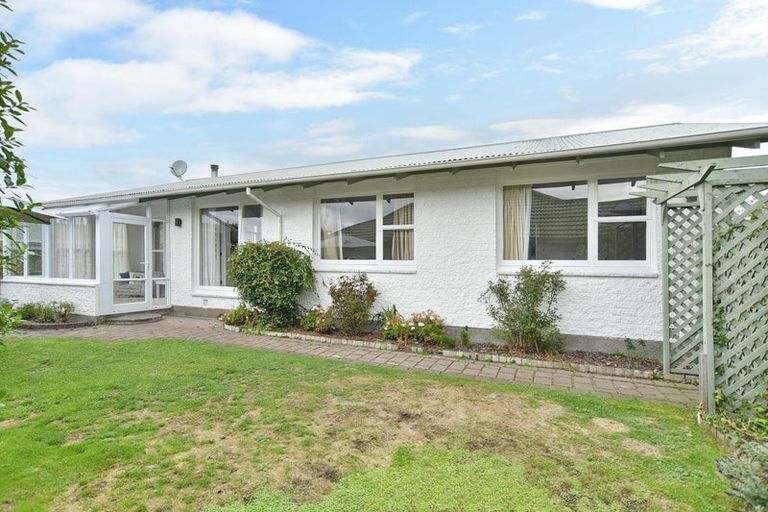 Photo of property in 2/1 Leeman Place, Redwood, Christchurch, 8051