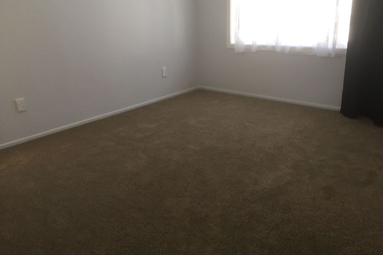 Photo of property in 28 Edwards Avenue, Henderson, Auckland, 0610