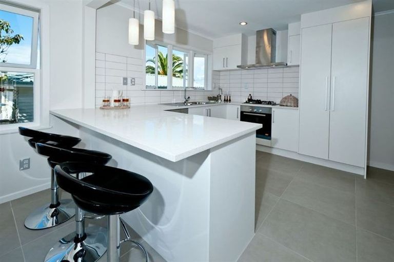 Photo of property in 16 Hauraki Crescent, Pinehill, Auckland, 0632