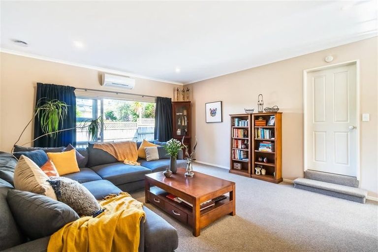 Photo of property in 48 Hogarth Rise, West Harbour, Auckland, 0618