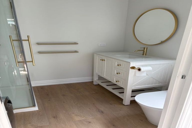 Photo of property in 43a Pohutukawa Avenue, Red Beach, 0932