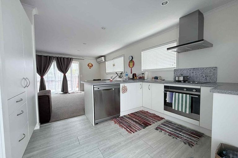 Photo of property in 14 Peachgrove Road, Te Atatu Peninsula, Auckland, 0610