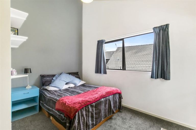 Photo of property in 2/22 Lagoon Way, West Harbour, Auckland, 0618