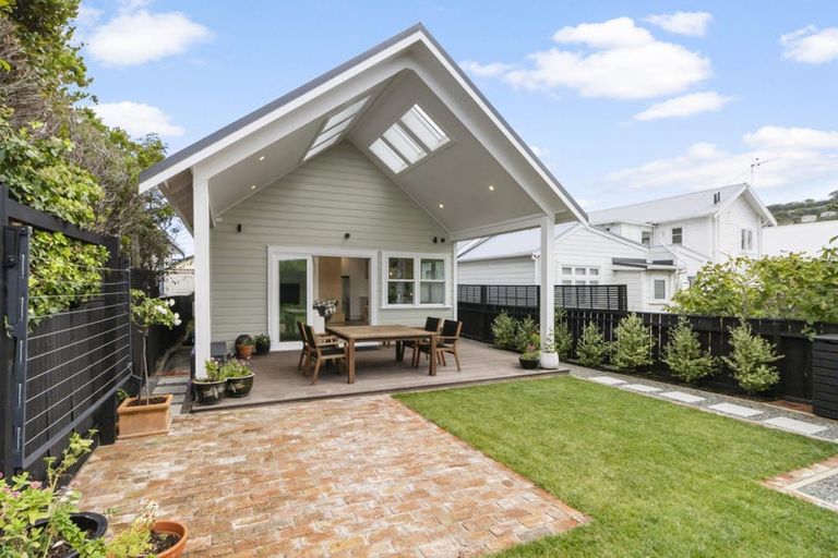 Photo of property in 59 Endeavour Street, Lyall Bay, Wellington, 6022