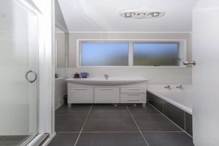 Photo of property in 11 Wanita Place, Totara Vale, Auckland, 0629