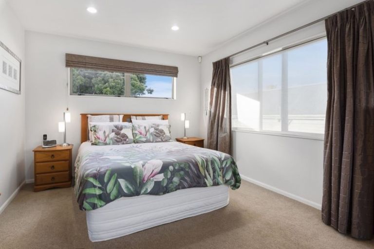 Photo of property in 2/64 Onewa Road, Northcote, Auckland, 0627