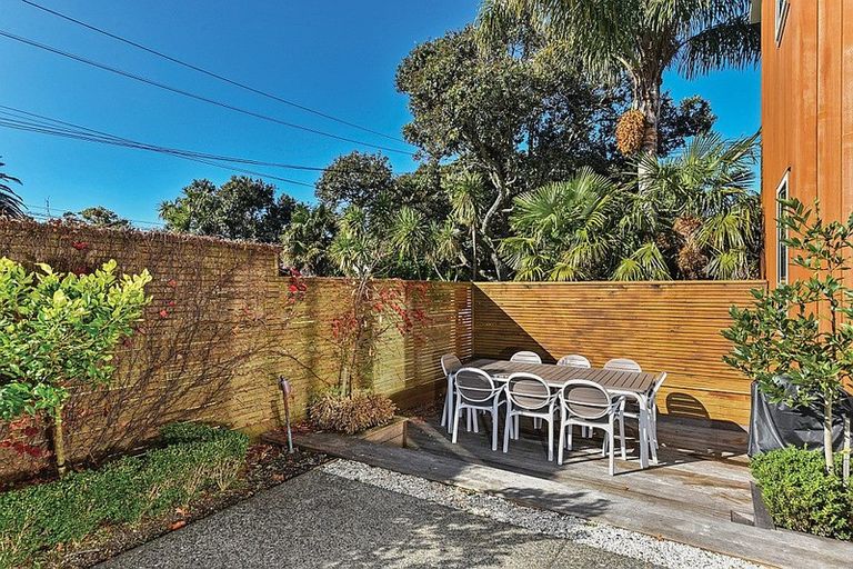 Photo of property in 8b Hauraki Road, Hauraki, Auckland, 0622