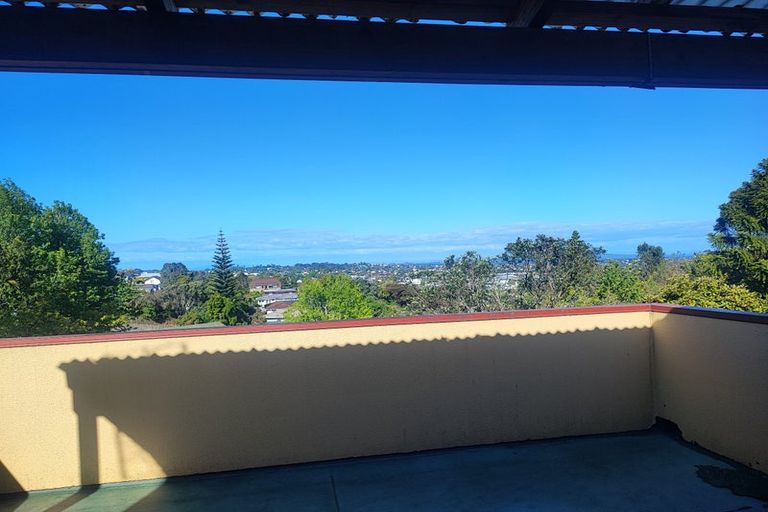 Photo of property in 631a Glenfield Road, Totara Vale, Auckland, 0629