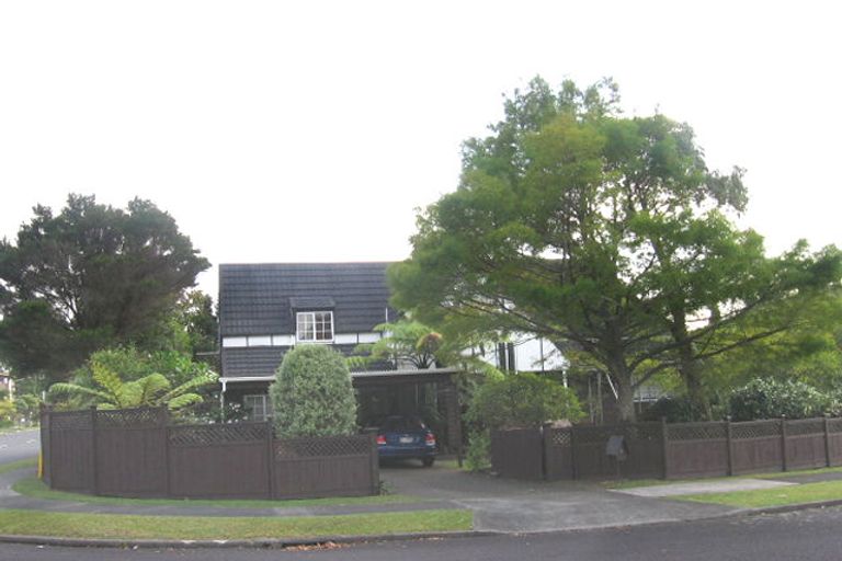 Photo of property in 2 Fitzpatrick Place, Chatswood, Auckland, 0626