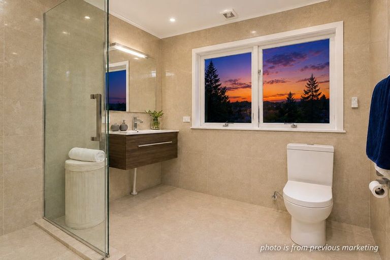 Photo of property in 24 Arrow Road, Forrest Hill, Auckland, 0620