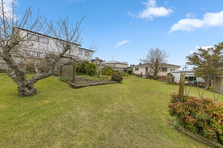 Photo of property in 5 Valron Road, Te Atatu South, Auckland, 0602