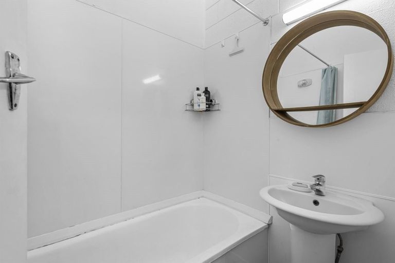 Photo of property in 2/289 Glenfield Road, Glenfield, Auckland, 0629