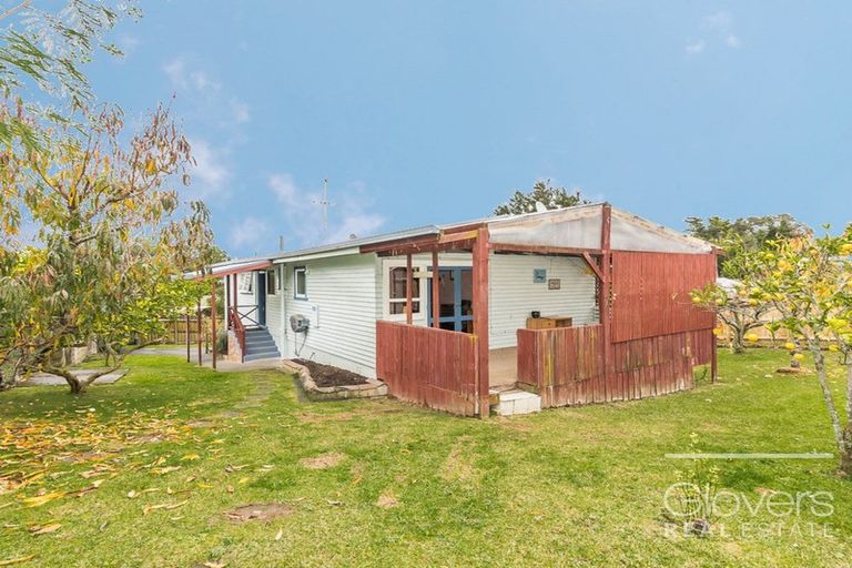 Photo of property in 5 Thuja Street, Green Bay, Auckland, 0604