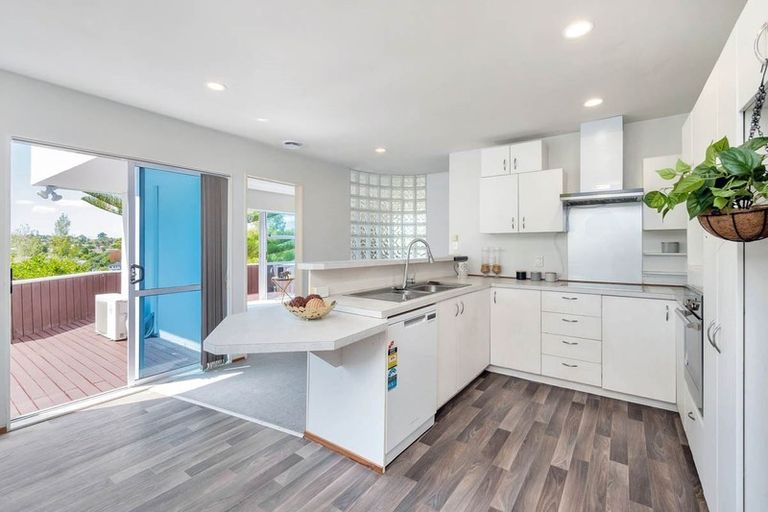 Photo of property in 1/23 Cairnbrae Court, Northcross, Auckland, 0632