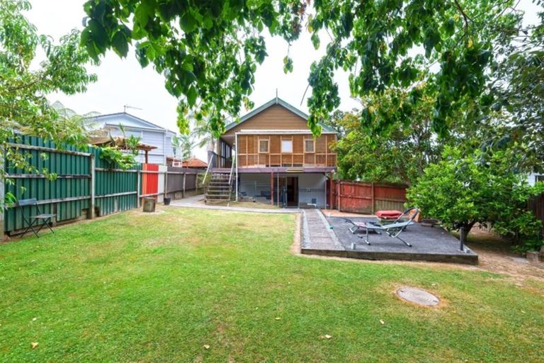 Photo of property in 92 Kemp Road, Massey, Auckland, 0614