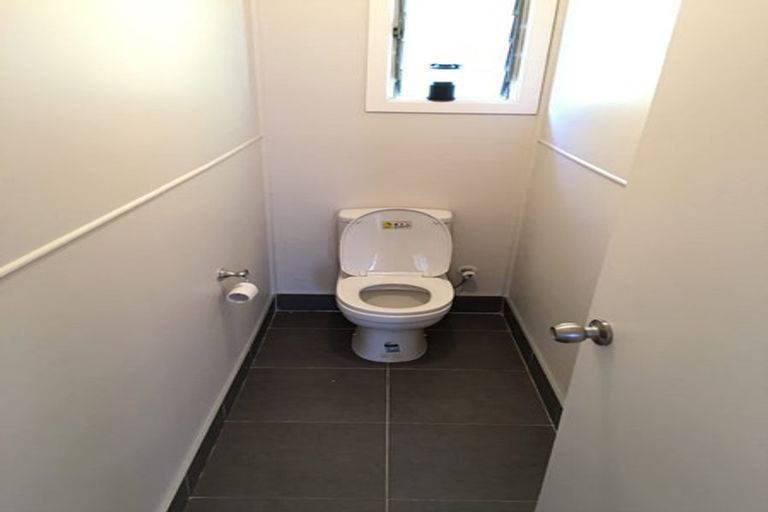 Photo of property in 4 Kirrie Avenue, Te Atatu South, Auckland, 0610