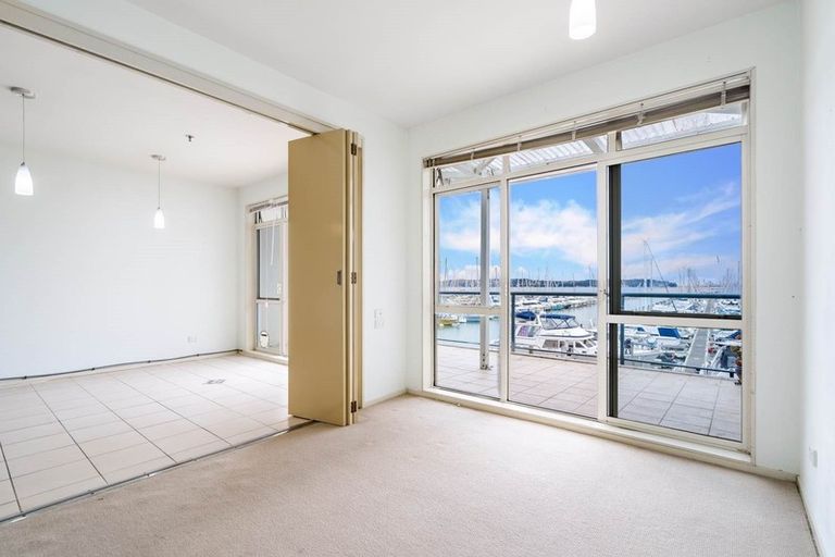Photo of property in 16/15 Clearwater Cove, West Harbour, Auckland, 0618