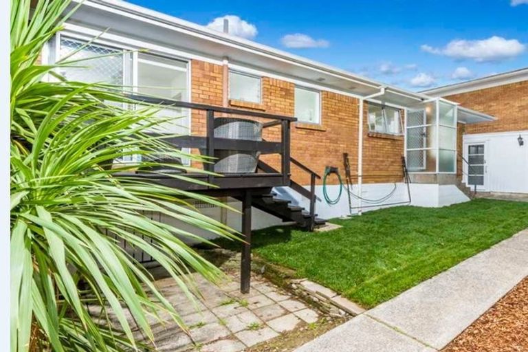 Photo of property in 2/8 Tobruk Crescent, Milford, Auckland, 0620
