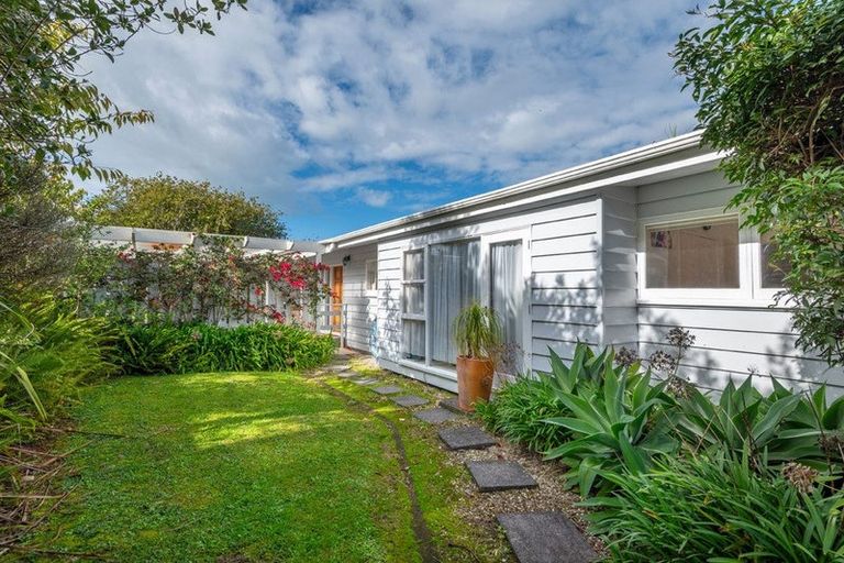 Photo of property in 44 Woodstock Road, Forrest Hill, Auckland, 0620