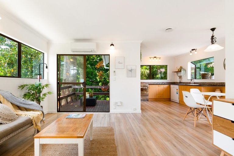 Photo of property in 1/43 Sabulite Road, Kelston, Auckland, 0602