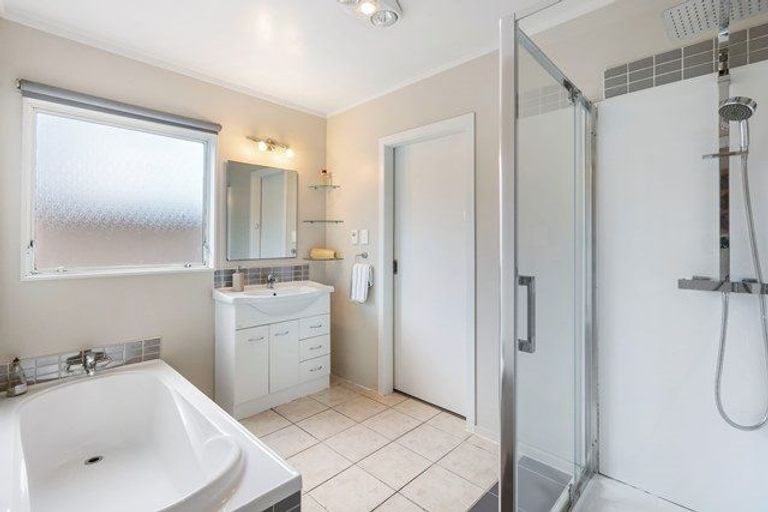 Photo of property in 1/16 Valecrest Place, Bayview, Auckland, 0629