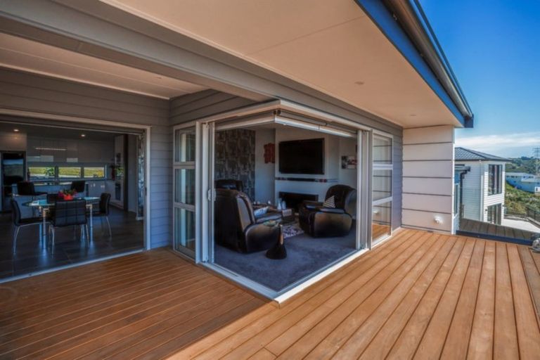 Photo of property in 2 Madeira Close, Whitby, Porirua, 5024