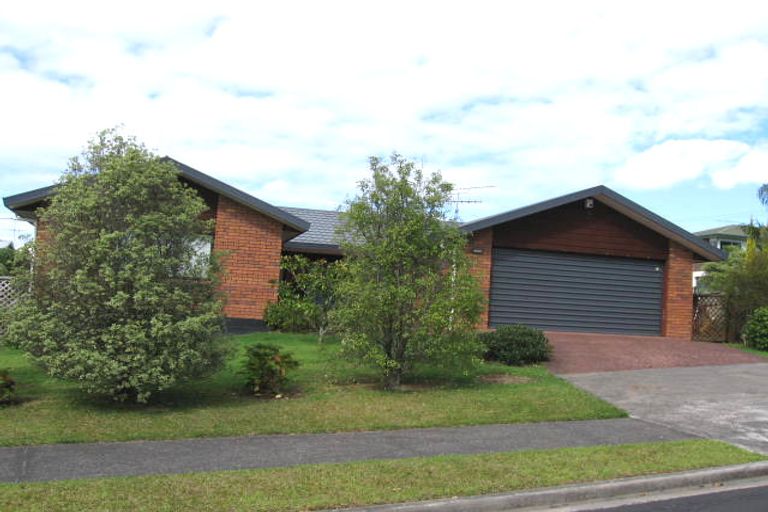Photo of property in 4 Carl Place, Unsworth Heights, Auckland, 0632
