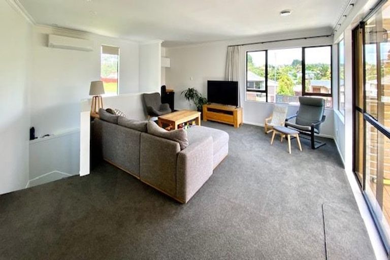 Photo of property in 8 West Harbour Drive, West Harbour, Auckland, 0618