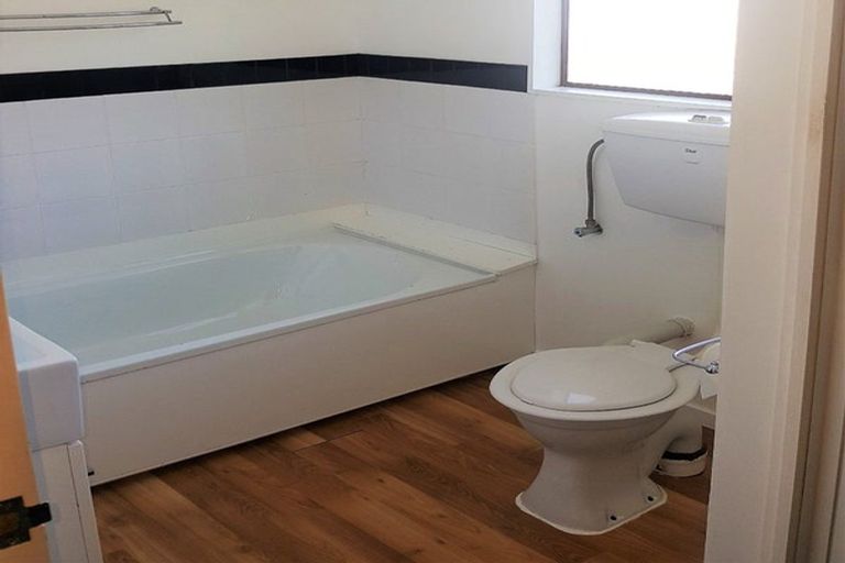 Photo of property in 98 Maupuia Road, Maupuia, Wellington, 6022